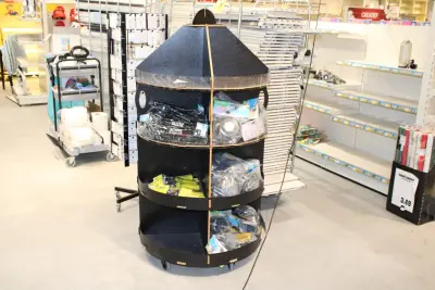 Diverse pompen, w.o. ballen- en voetpompen in display. LET OP: Inclusief display – kavel bij HNVI, Oirschot