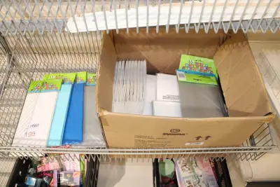 Papieren feestzakjes in diverse kleuren in doos – kavel bij HNVI, Oirschot