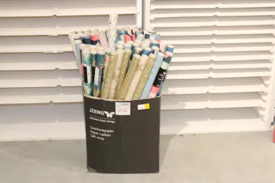 Doos met Kerstpapier – kavel bij HNVI, Oirschot