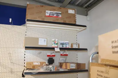 BERG accessoires waaronder side skirts, mudguards en soundbox op drie schappen – kavel bij HNVI, Oirschot