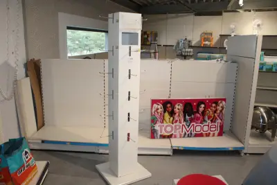 Driezijdig winkeldisplay. Hoogte ca 180 cm. Met uitsparing – kavel bij HNVI, Oirschot