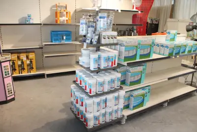 Metalen display gevuld met zwembad reinigings- en testproducten, w.o. PH+ en PH – Granulaat, TAC+ zuurcapaciteit en teststrips, ca. 125 producten. L… – kavel bij HNVI, Oirschot