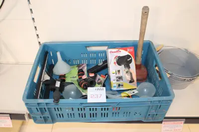 Krat met huis- en tuinhulpjes w.o. borstels, bewateringssysteem, trekkers etc – kavel bij HNVI, Oirschot
