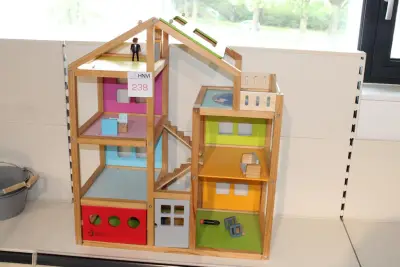 Houten poppenhuis gebruikt. Hoogte 72 cm – kavel bij HNVI, Oirschot