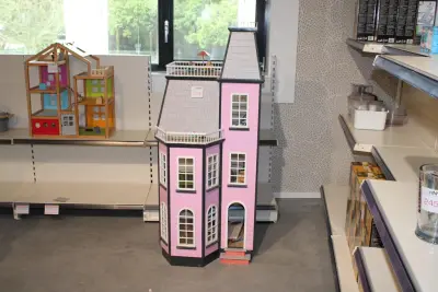 Poppenhuis. Hoogte 152 cm – kavel bij HNVI, Oirschot