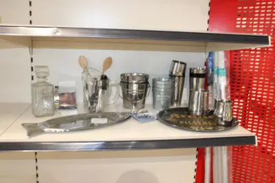 Diverse barmaterialen w.o. karaf, shakers, ijsemmertjes, kannetjes etc – kavel bij HNVI, Oirschot