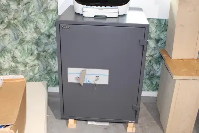 Kluis met sleutel SALVUS Ravenna 7. Bouwjaar 2022 Afmeting 65 x 55 cm. Hoogte 85 cm. Let op weegt 284 kg – kavel bij HNVI, Oirschot