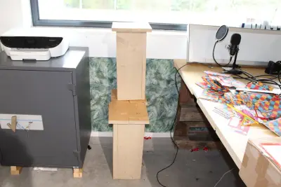 Drie houten zuiltjes. Hoogte 59 cm – kavel bij HNVI, Oirschot