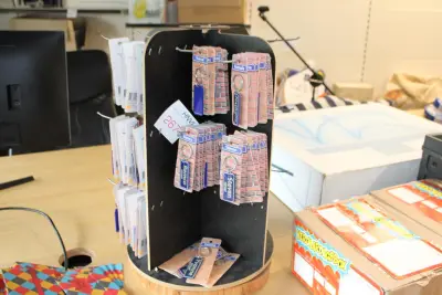 Display met naamsleutelhangers – kavel bij HNVI, Oirschot