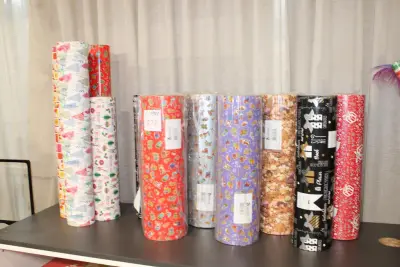 Elf deels aangebroken rollen inpakpapier vnl. Kerst en Sint – kavel bij HNVI, Oirschot