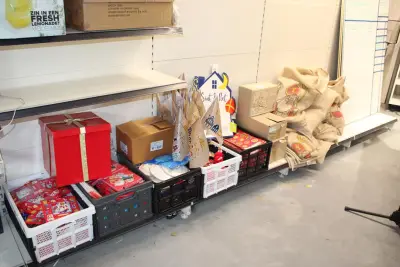Sinterklaas producten in vijf kratten, twee dozen en juten zakken – kavel bij HNVI, Oirschot