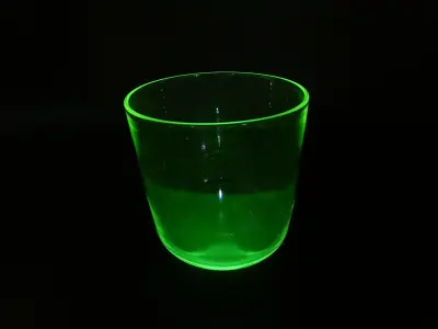 Vintage cilindervaas/bloempot van groen uraniumglas – kavel bij De Kringwinkel, Heverlee