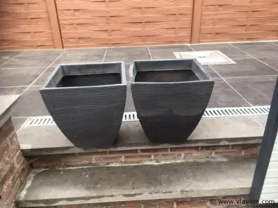 2 bloempotten – kavel bij Vlavem