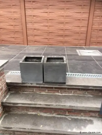 2 bloempotten – kavel bij Vlavem