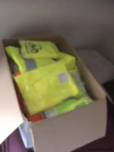 Doos inh. plm. 65 fluo veiligheidshesjes – kavel bij Vlavem