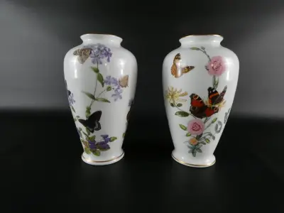 Set van 2 decoratieve porseleinen vazen - Franklin Porcelain – kavel bij De Kringwinkel, Heverlee