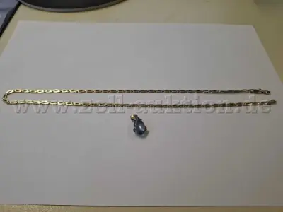 1 Goldkette mit blauem Steinanhänger – 585er / 333er Gold – kavel bij Zoll-Auktion, Reutlingen