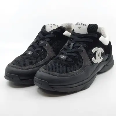 Paar sneakers, maat 45, Chanel, W G38301 – kavel bij Domeinen Roerende Zaken, Groningen