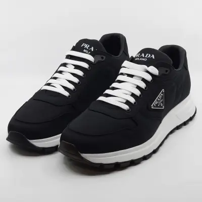 Paar sneakers, maat 11, Prada, 2EE369 – kavel bij Domeinen Roerende Zaken, Groningen