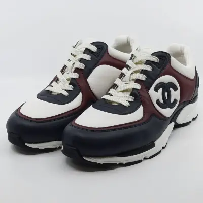 Paar sneakers, maat 45, Chanel, W C45334 – kavel bij Domeinen Roerende Zaken, Groningen