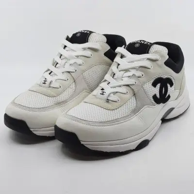 Paar sneakers, maat 44, Chanel, W G38301 – kavel bij Domeinen Roerende Zaken, Groningen