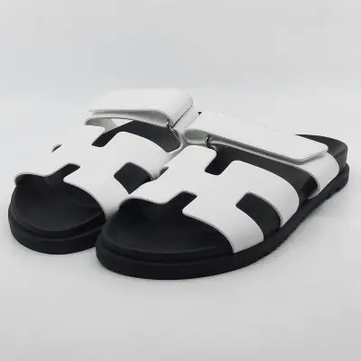 Paar sandalen, Hermès, R011222100Z 385 2411 – kavel bij Domeinen Roerende Zaken, Groningen