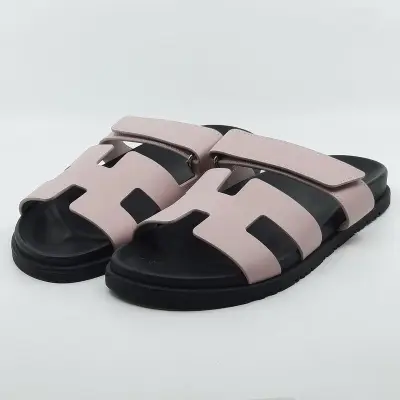 Paar sandalen, maat 40, Hermès, FR1 222299Z 40 2409 – kavel bij Domeinen Roerende Zaken, Groningen