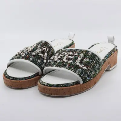 Paar slippers, maat 37, Chanel – kavel bij Domeinen Roerende Zaken, Groningen