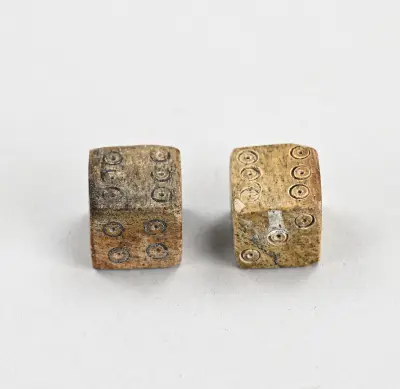 2x Romeinse dobbelsteen (uit been gesneden) – kavel bij Twents Veilinghuis