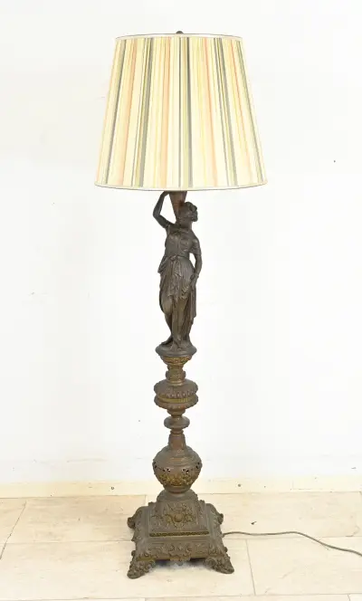 Vloerlamp met Griekse dame, H 163 cm – kavel bij Twents Veilinghuis