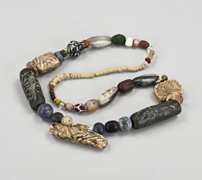 Collier (van bodemvondst kralen) – kavel bij Twents Veilinghuis