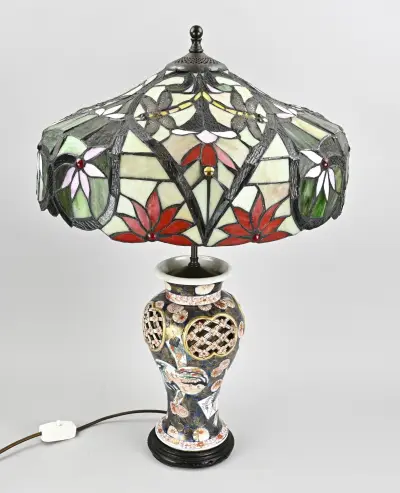 Imari vaaslamp met Tiffany-stijl lampkap, H 65 cm – kavel bij Twents Veilinghuis