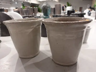 2x Vorstvrije terracotta bloempot – kavel bij Openbare Verkopen, Waregem