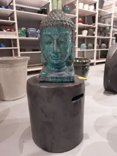 Terracotta poef + budha beeld – kavel bij Openbare Verkopen, Waregem