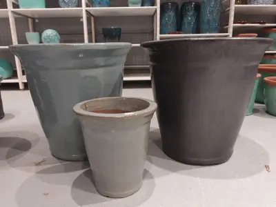 3x Vorstvrije terracotta bloempot – kavel bij Openbare Verkopen, Waregem