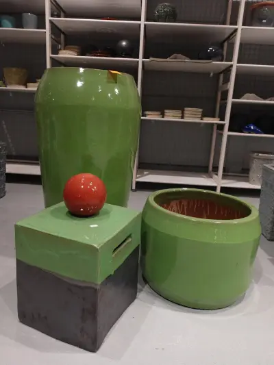 4x Diverse terracotta bloempot / poef / vaas – kavel bij Openbare Verkopen, Waregem