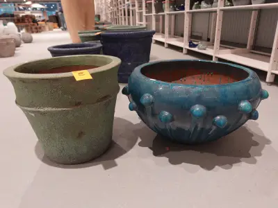 2x Vorstvrije terracotta bloempot – kavel bij Openbare Verkopen, Waregem