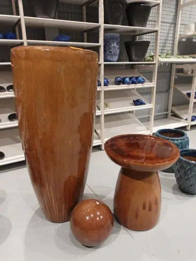 3x Diverse terracotta bloempot / bal / poef – kavel bij Openbare Verkopen, Waregem
