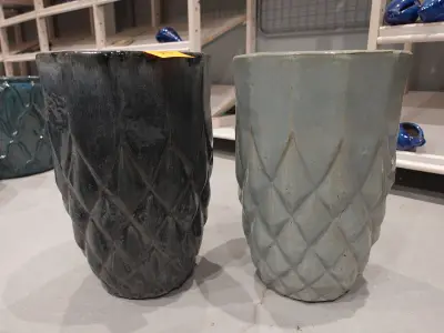 2x Vorstvrije terracotta bloempot – kavel bij Openbare Verkopen, Waregem