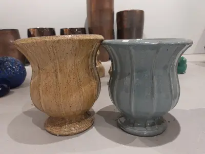 2x Vorstvrije terracotta bloempot – kavel bij Openbare Verkopen, Waregem