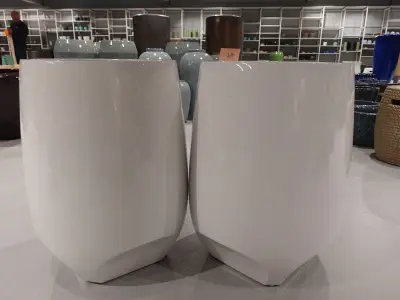 2x Polyester bloempot – kavel bij Openbare Verkopen, Waregem