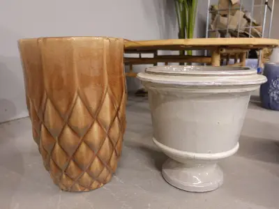 2x Vorstvrije terracotta bloempot – kavel bij Openbare Verkopen, Waregem