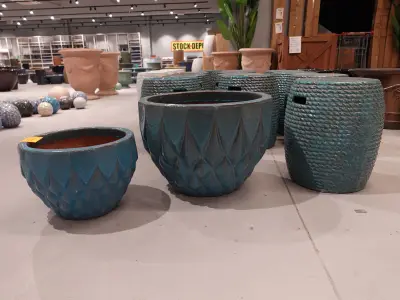 2x Vorstvrije terracotta bloempot – kavel bij Openbare Verkopen, Waregem