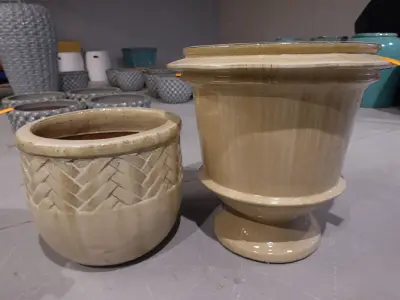 2x Vorstvrije terracotta bloempot – kavel bij Openbare Verkopen, Waregem