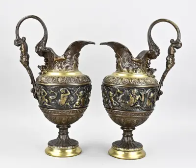 2x Pronkvaas van brons, H 42 cm – kavel bij Twents Veilinghuis