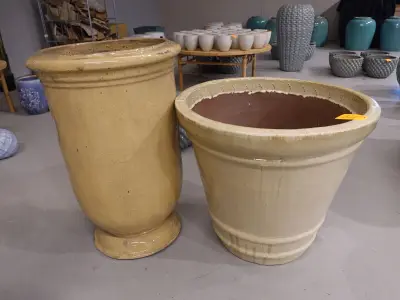 2x Vorstvrije terracotta bloempot – kavel bij Openbare Verkopen, Waregem