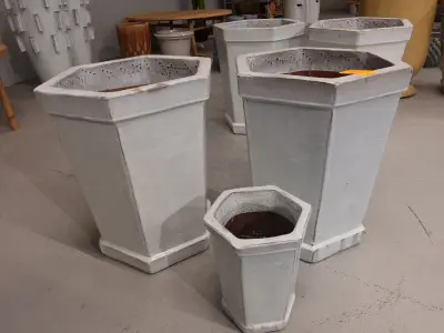 2x Vorstvrije terracotta bloempot – kavel bij Openbare Verkopen, Waregem