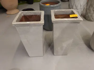 2x Vorstvrije terracotta bloempot – kavel bij Openbare Verkopen, Waregem