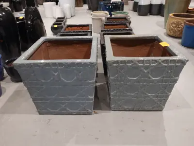 2x Vorstvrije terracotta bloempot – kavel bij Openbare Verkopen, Waregem