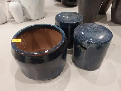 2x Terracotta poef + bloempot – kavel bij Openbare Verkopen, Waregem